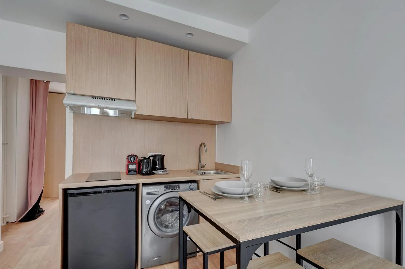 566-Suite Courcelles - Superbe Appartement A Paris 0*,  France